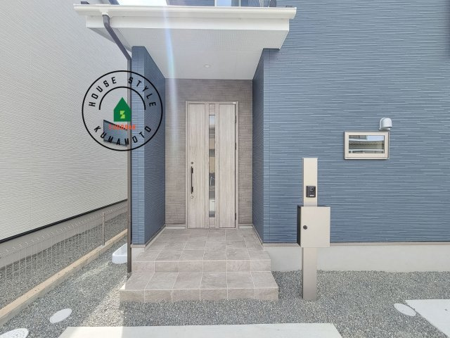 熊本市南区出仲間3丁目第1-2棟（2号棟）　の玄関|おでかけの時も帰った時も、「我が家」を最初に感じでもらえる素敵な空間に。