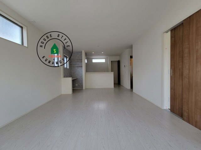 熊本市南区出仲間3丁目第1-2棟（2号棟）　の居間・リビング|キッチンからリビングをしっかり確認できます。家族の笑顔があふれる空間になりそうですね。