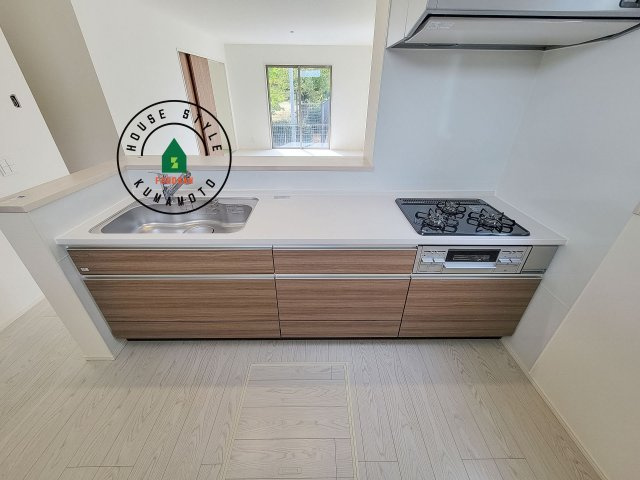 熊本市南区出仲間3丁目第1-2棟（2号棟）　のキッチン|ご家族を近くに感じられる対面キッチンのLDK。会話もはずみそうですね。