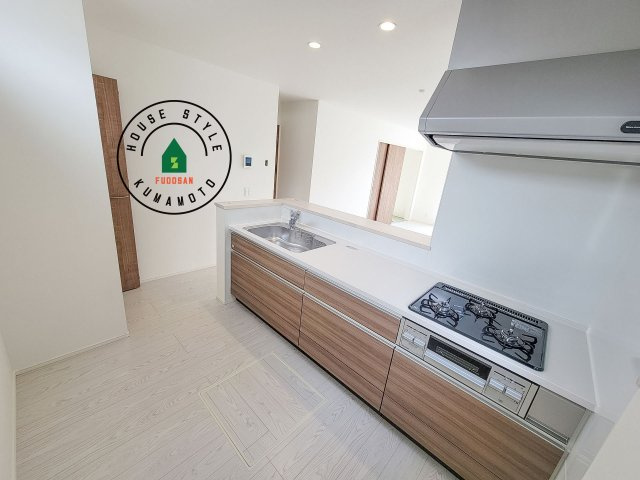 熊本市南区出仲間3丁目第1-2棟（2号棟）　のキッチン|ダイニングテーブルへの配膳がラクラク、お料理はかどるカウンター付きシステムキッチン！