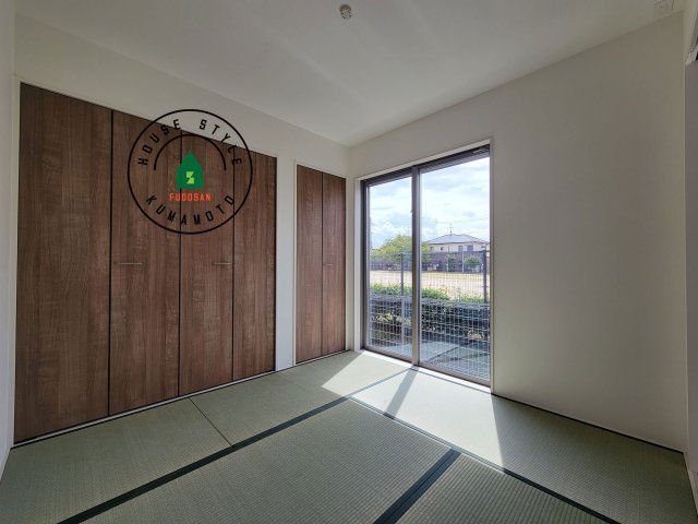 熊本市南区出仲間3丁目第1-2棟（2号棟）　の和室|和室を上手に活用すると暮らし方の幅が広がります。例えば普段は開け放して、子供の小さいうちはお昼寝や遊びのスペースに。畳はソフトなので転んでもケガをしにくく安心です