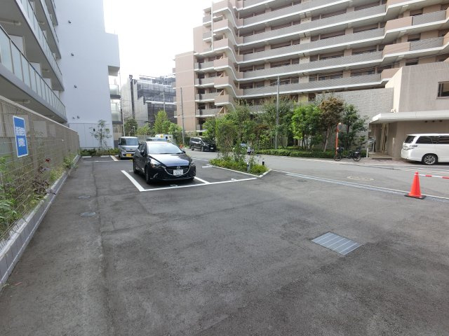 LIME RESIDENCE HIGASHINAKAYAMAの駐車場