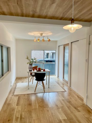 【居間・リビング】 | 西宮市熊野町　中古戸建 | LDKは3面採光なので、明るく開放的♪