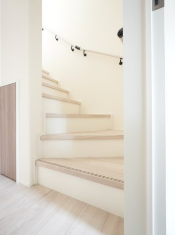 【内装】 | リナージュ熊本市南区御幸笛田1丁目24-1期　2号棟 | 階段