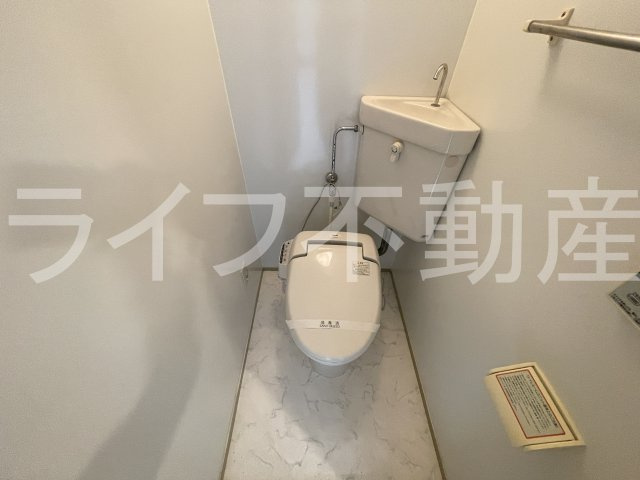 ロイヤル客坊町のトイレ|落ち着いた色調のトイレです