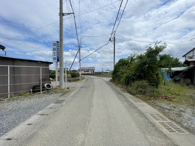 土地300㎡超の倉庫付き中古戸建の前面道路含む現地写真|前面道路含む現地写真です