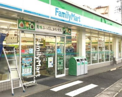 ファミリーマート千種香流橋店 徒歩3分。 210m
