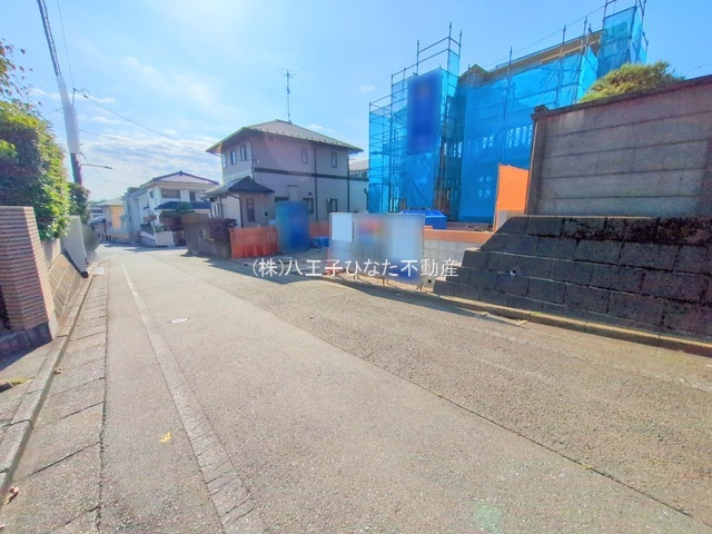 祝　成約済み　八王子市　めじろ台　新築戸建ての前面道路含む現地写真|～仲介手数料無料☆八王子ひなた不動産～　八王子市めじろ台　新築戸建て