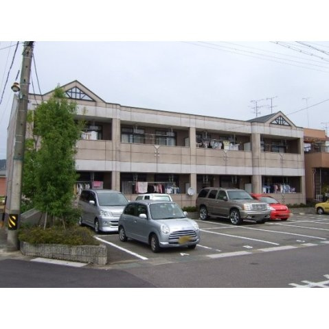 ルミナスコートの駐車場