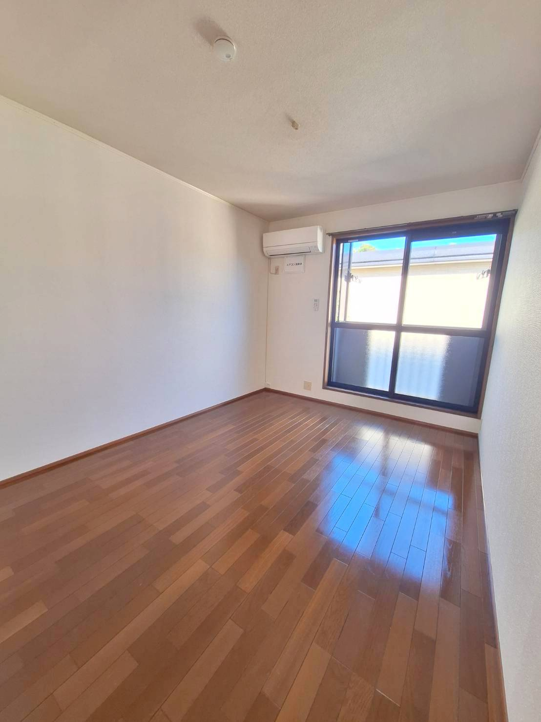 ＭＩ・ＣＡＳＡ（ミ・カサ）の寝室|洋室６帖　清潔感のあるフローリング