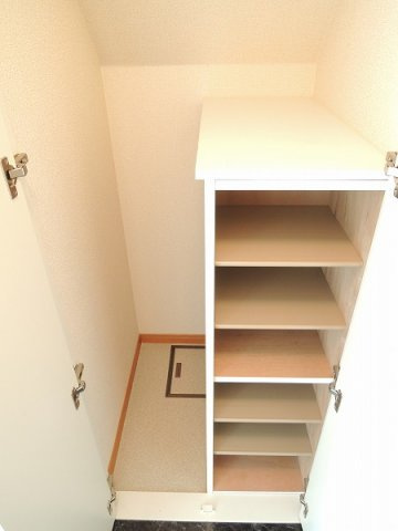 レオパレスアクシスの玄関|収納もある玄関です