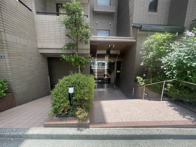 藤和薬王寺ホームズのエントランス