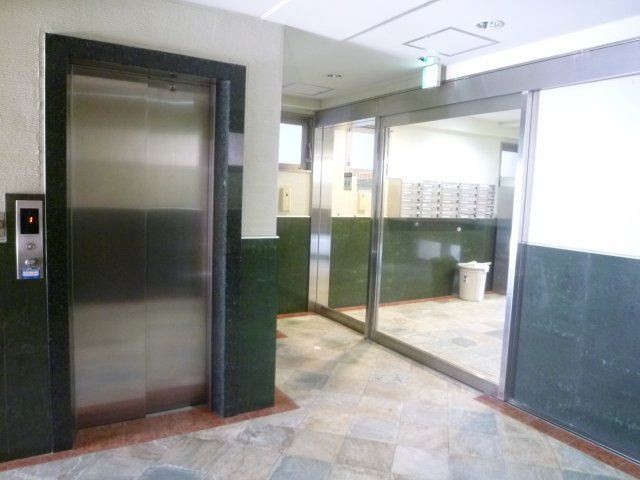 システムコート戎本町のロビー