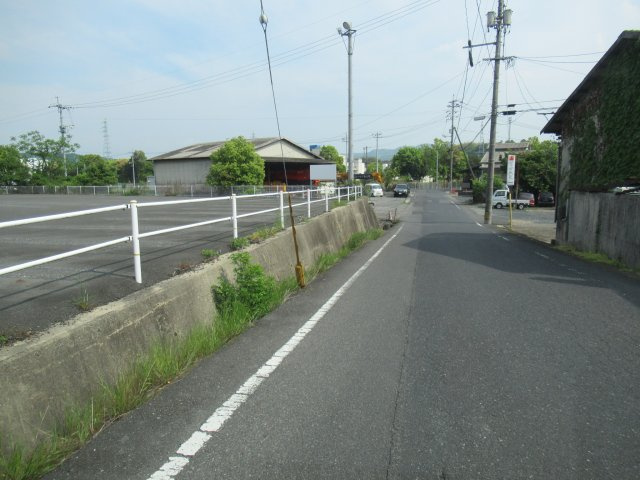 津山市川崎　売土地　939坪の前面道路含む現地写真