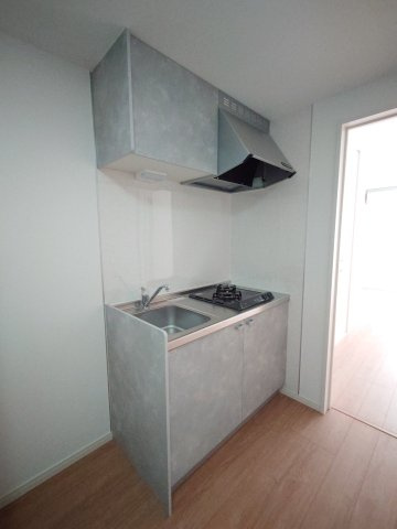 (仮称)キャメル北越谷8のキッチン|コンパクトなキッチンで掃除もラクラク