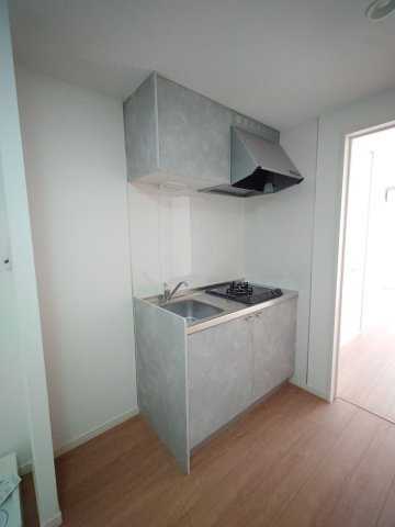 (仮称)キャメル北越谷8のキッチン|コンパクトなキッチンで掃除もラクラク