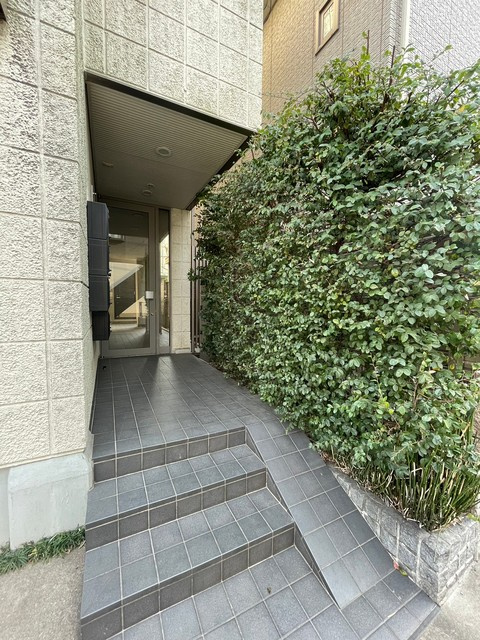 イデアルアパートメント北沢のエントランス|オートロック付きのエントランス