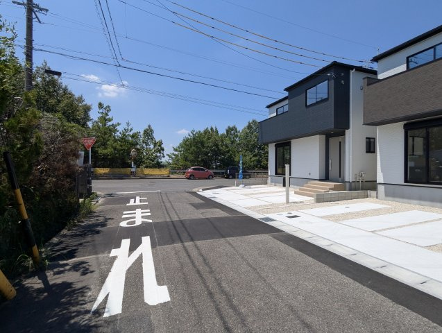 瀬戸市八幡台1期の前面道路含む現地写真