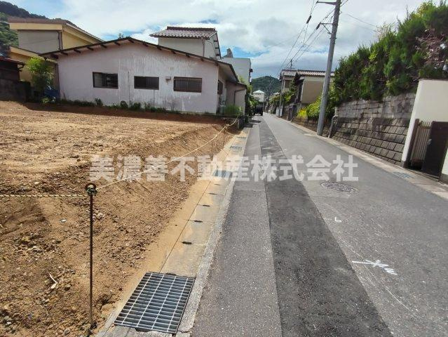 ６５４９４　岐阜市加野１丁目土地の前面道路含む現地写真