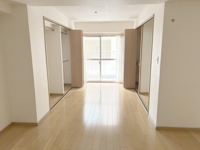 ドルミ葛西の洋室|両サイドに大きな収納スペースを備えています。居住空間をしっかり確保。生活にゆとりの心が持てますね♪