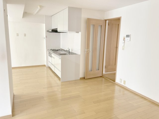 ドルミ葛西の居間・リビング|お客さまが安心して物件探しをできる空間を目指しています！安心・信頼がモットーのお住まいの情報館『クランディア』へ！