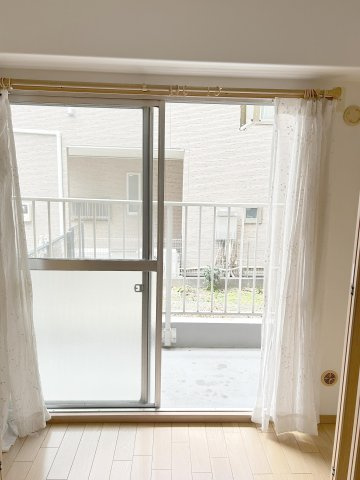 ドルミ葛西の洋室|大きな掃き出し窓からの採光良好です♪