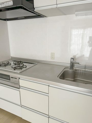 ドルミ葛西のキッチン|システムキッチンは奥のものが取り出しやすいスライド式収納を採用！