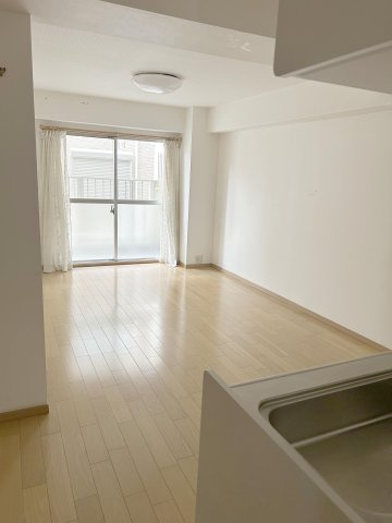 ドルミ葛西の居間・リビング|やわらかい陽光が差し込み、明るいお部屋を演出する設計♪採光の取れる窓が気持ちのよいお部屋を創り上げます(^^)