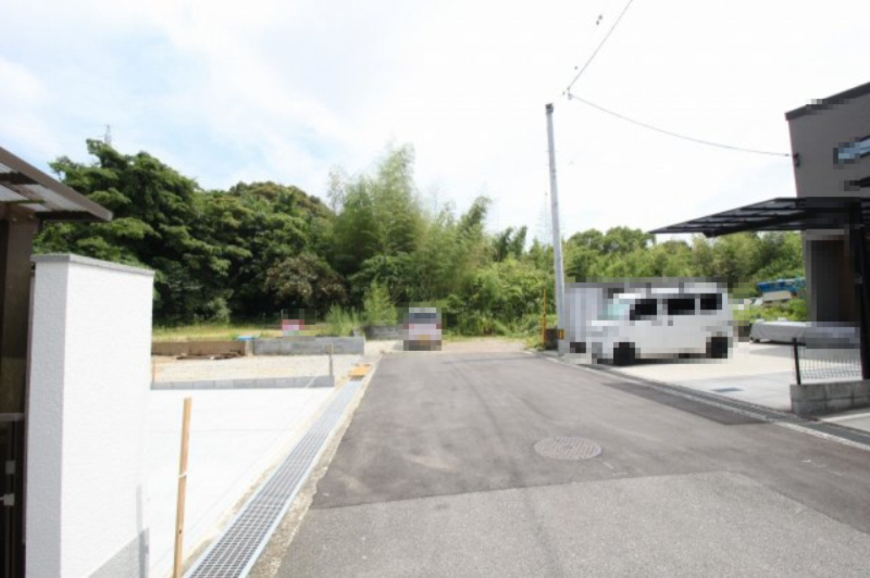 一宮東町2丁目　新築戸建　１号棟（北）の前面道路含む現地写真
