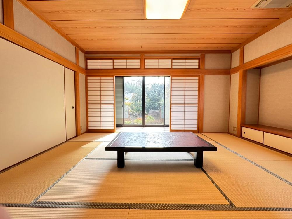 藤阪元町3丁目　中古一戸建ての和室|和室10.0帖
■物件内覧・資金計画相談・住宅ローン相談、リフォーム相談、お問合せ受付中■
※当日・翌日のご内覧、ご相談はお電話でのお問合せがスムーズです！