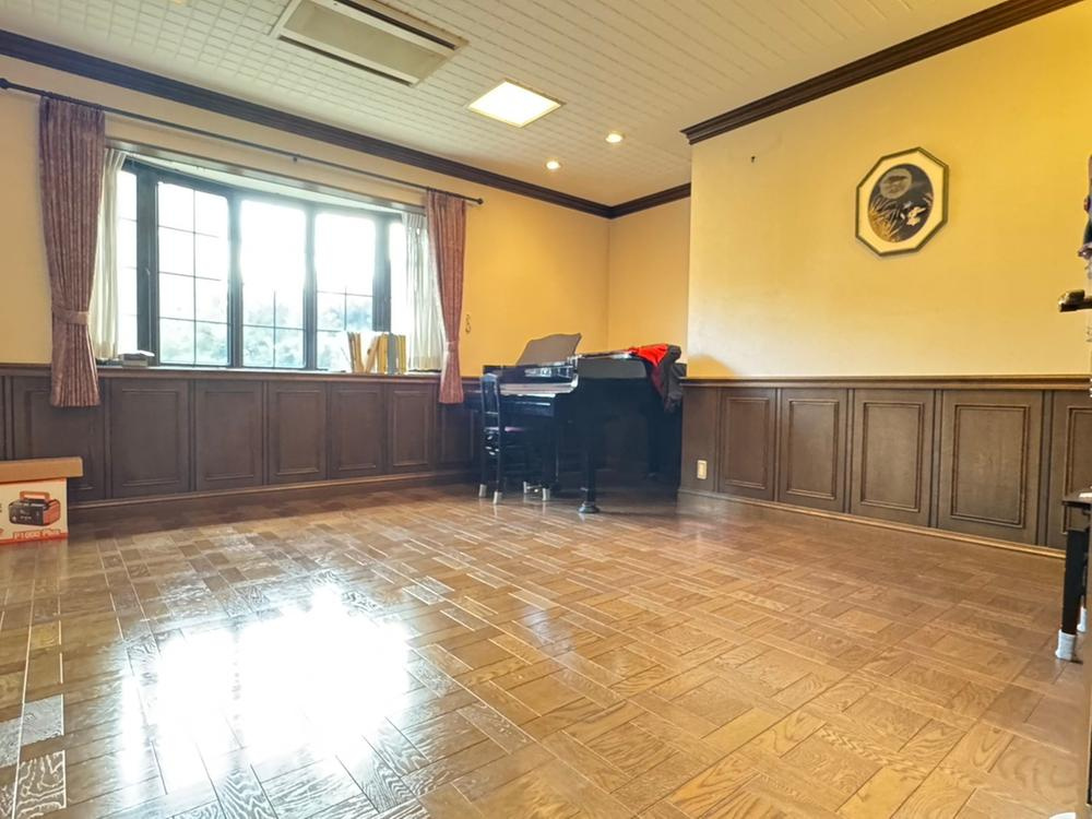 藤阪元町3丁目　中古一戸建ての洋室|洋室13.0帖　１階のお部屋
■物件内覧・資金計画相談・住宅ローン相談、リフォーム相談、お問合せ受付中■
※当日・翌日のご内覧、ご相談はお電話でのお問合せがスムーズです！