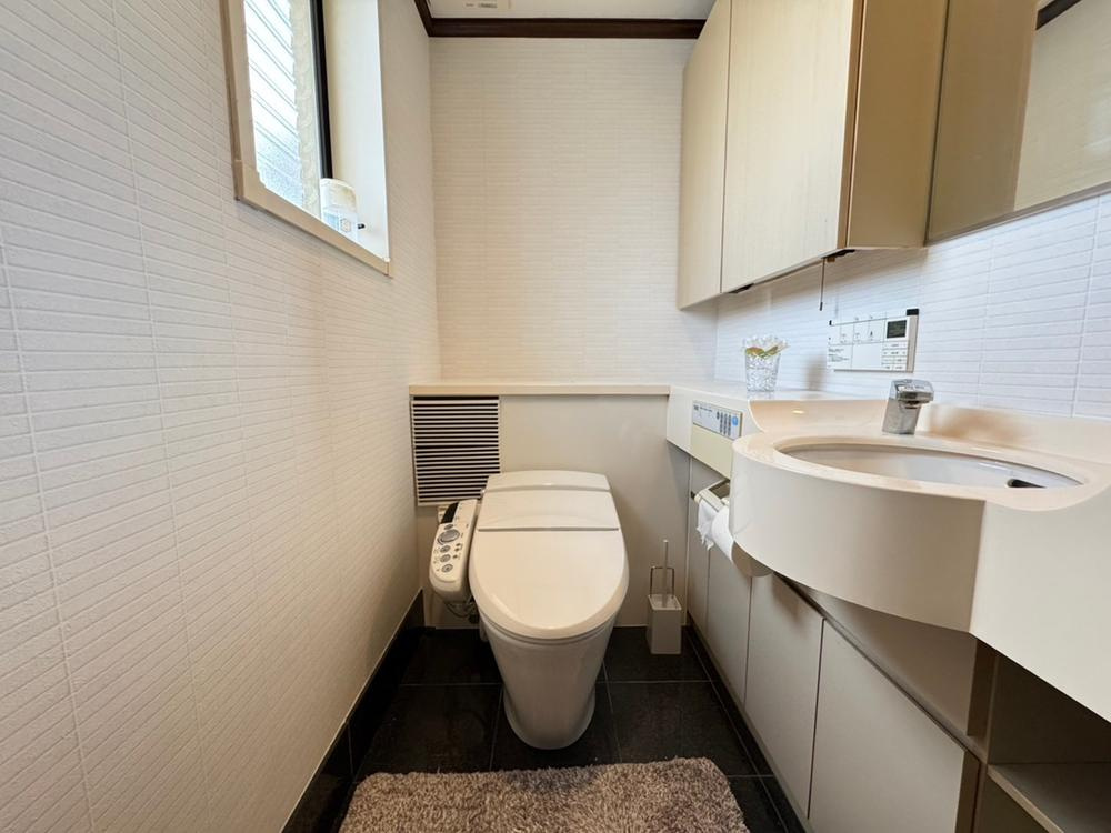 藤阪元町3丁目　中古一戸建てのトイレ|温水洗浄便座　手洗い付き
■物件内覧・資金計画相談・住宅ローン相談、リフォーム相談、お問合せ受付中■
※当日・翌日のご内覧、ご相談はお電話でのお問合せがスムーズです！