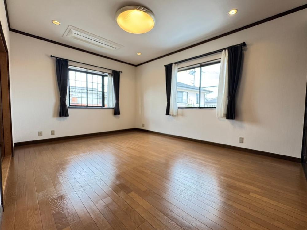 藤阪元町3丁目　中古一戸建ての寝室|洋室12.0帖　２階のお部屋
■物件内覧・資金計画相談・住宅ローン相談、リフォーム相談、お問合せ受付中■
※当日・翌日のご内覧、ご相談はお電話でのお問合せがスムーズです！