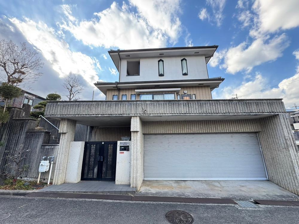 藤阪元町3丁目　中古一戸建ての外観|新しい生活にいかがでしょうか？外観はお住まいの顔になります。こだわりたいポイントですね。外壁塗装や屋根塗装のご相談も承っております。
■現地内覧・資金計画相談・住宅ローン相談もお問合せ受付中■