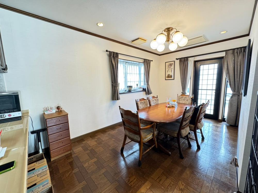 藤阪元町3丁目　中古一戸建ての居間・リビング|LDK27.5帖
■物件内覧・資金計画相談・住宅ローン相談、リフォーム相談、お問合せ受付中■
※当日・翌日のご内覧、ご相談はお電話でのお問合せがスムーズです！