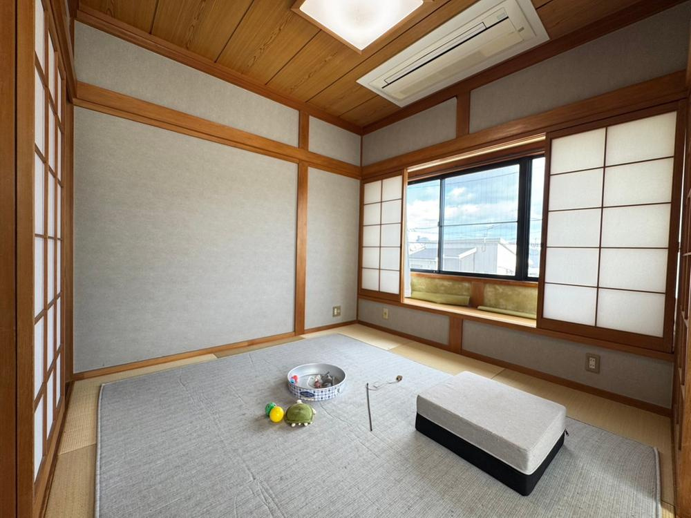 藤阪元町3丁目　中古一戸建ての内装|リビングの中にある和室　4.5帖
■物件内覧・資金計画相談・住宅ローン相談、リフォーム相談、お問合せ受付中■
※当日・翌日のご内覧、ご相談はお電話でのお問合せがスムーズです！