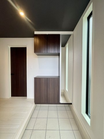 練馬区石神井町6丁目　ZEH水準省エネ邸宅　最終1棟の玄関