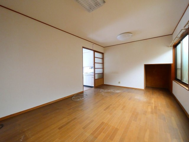 杉山連棟の居間・リビング|こちらの居間で趣味の時間をお楽しみください