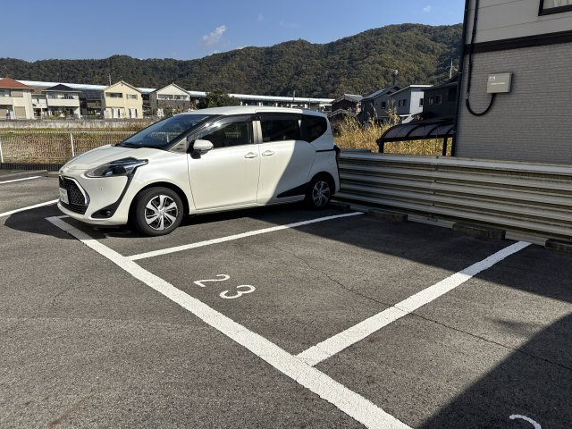ピア・ルミナス2番館の駐車場