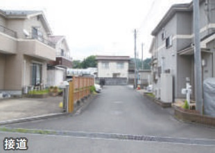 日の出町大久野　中古一戸建ての前面道路含む現地写真