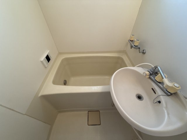 ムーンハウスⅡA棟の浴室