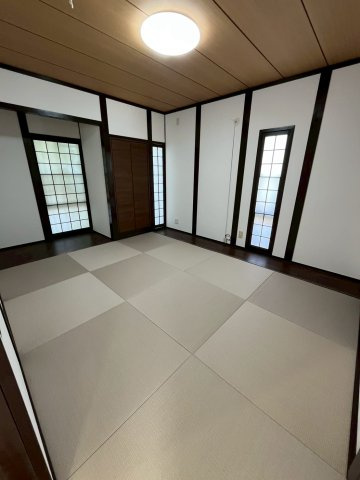 堺市南区原山台リフォーム済み4LDKの和室|玄関はいってすぐに和室がございます