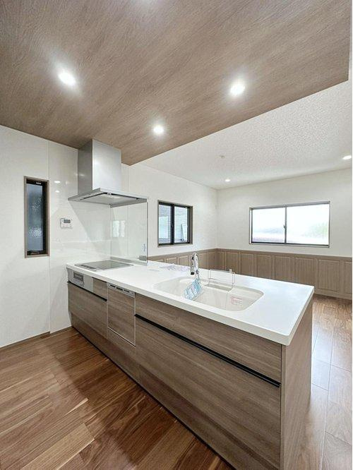 高取北1丁目 No.Aのキッチン|人造大理石天板使用のシステムキッチン☆
人造大理石天板は水垢が付きにくく汚れが落ちやすいのでお手入れも楽ちんです♪