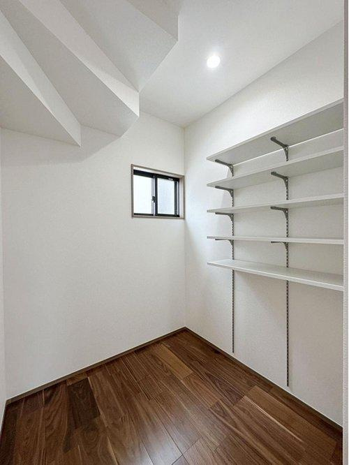 高取北1丁目 No.Aの収納|キッチンパントリー収納☆
キッチンで使う小物や食材のストックなどを収納でき、キッチン回りもスッキリとします♪