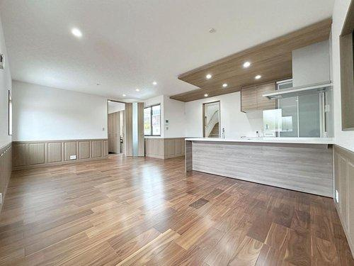 高取北1丁目 No.Aの居間・リビング|19.5帖の広々としたリビング☆
完成済のため365日ご案内可能♪
「今日見たい」にも対応します！