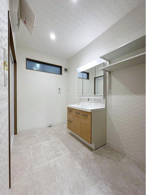 高取北1丁目 No.Aの洗面所|シャワー付き洗面化粧台☆
洗面台にシャワー機能が付いたもので、シャンプーなども行える多機能洗面台です。また、顔や手を洗うためだけではなく、シャワー付き洗面台を使えば手洗い洗濯などでも利用できます♪