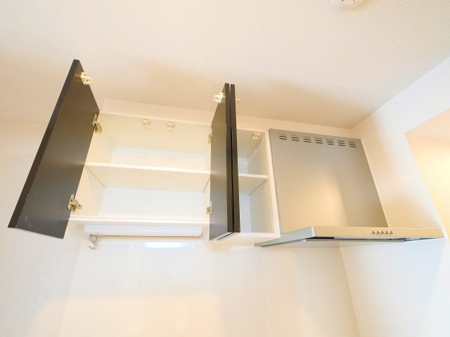 ヒカルサ奈良大森西ノースのキッチン|キッチン上部に収納棚と換気扇があります