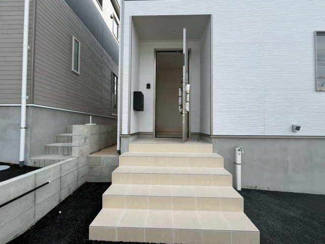 ♥♥宜野湾市大山第3－－２号棟（全２棟）（全2棟）の玄関