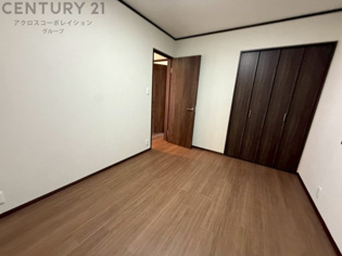 寝室…リラックスできるプライベート空間で、快適な睡眠をサポート。個人の好みに合わせたインテリアや寝具で心地良さを追求。プライベートな時間を過ごし、リフレッシュする場所におすすめです。