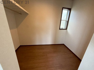 ウォークインクローゼットは、歩いて入れるタイプの収納スペースで、衣類や小物を整理しやすいのが特徴です。一般的なクローゼットよりも広く、収納力が高いため、家の中をすっきり保つのに役立ちます。